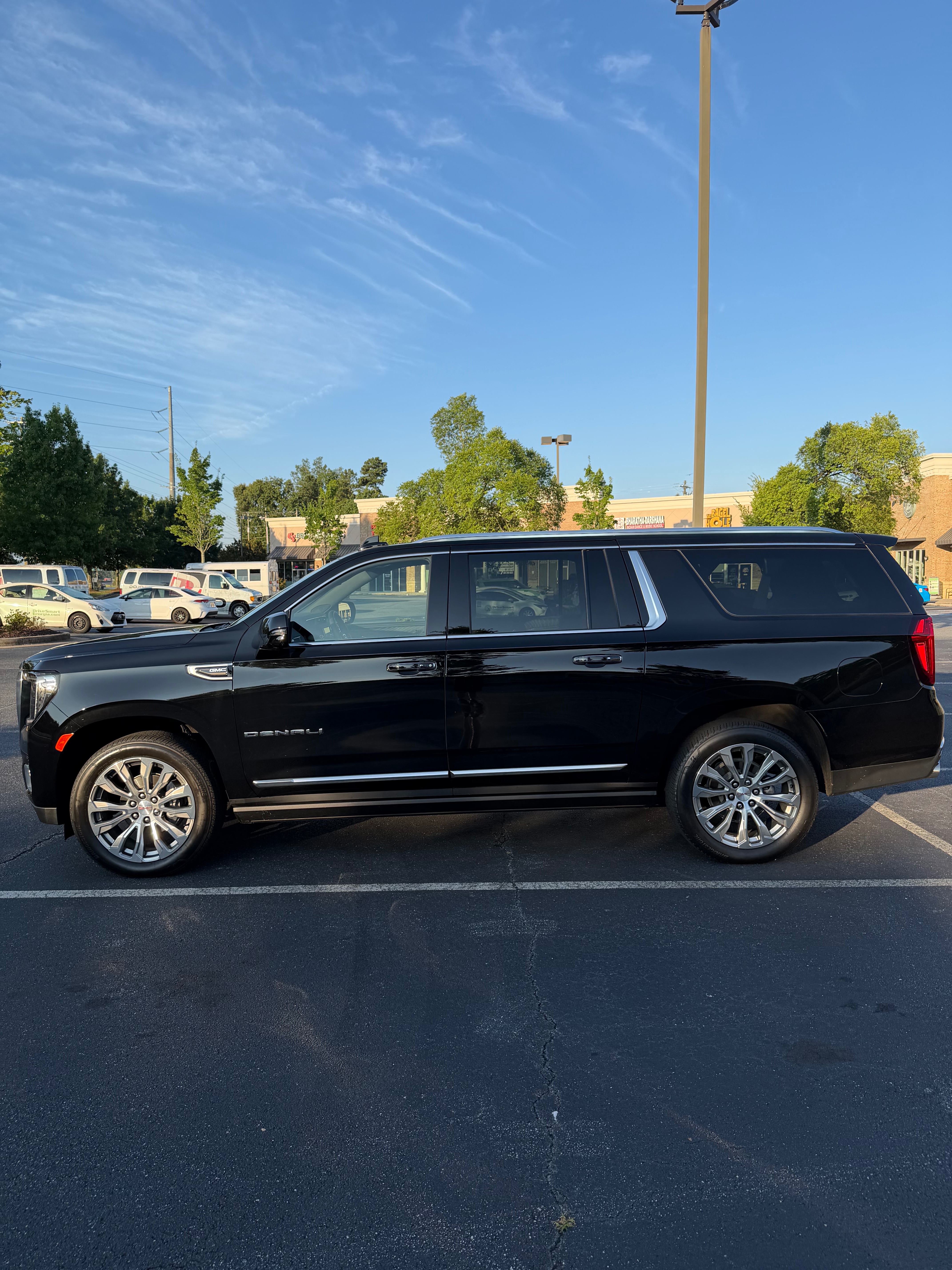 Used 2023 GMC Yukon XL Denali AWD/4WD image 1
