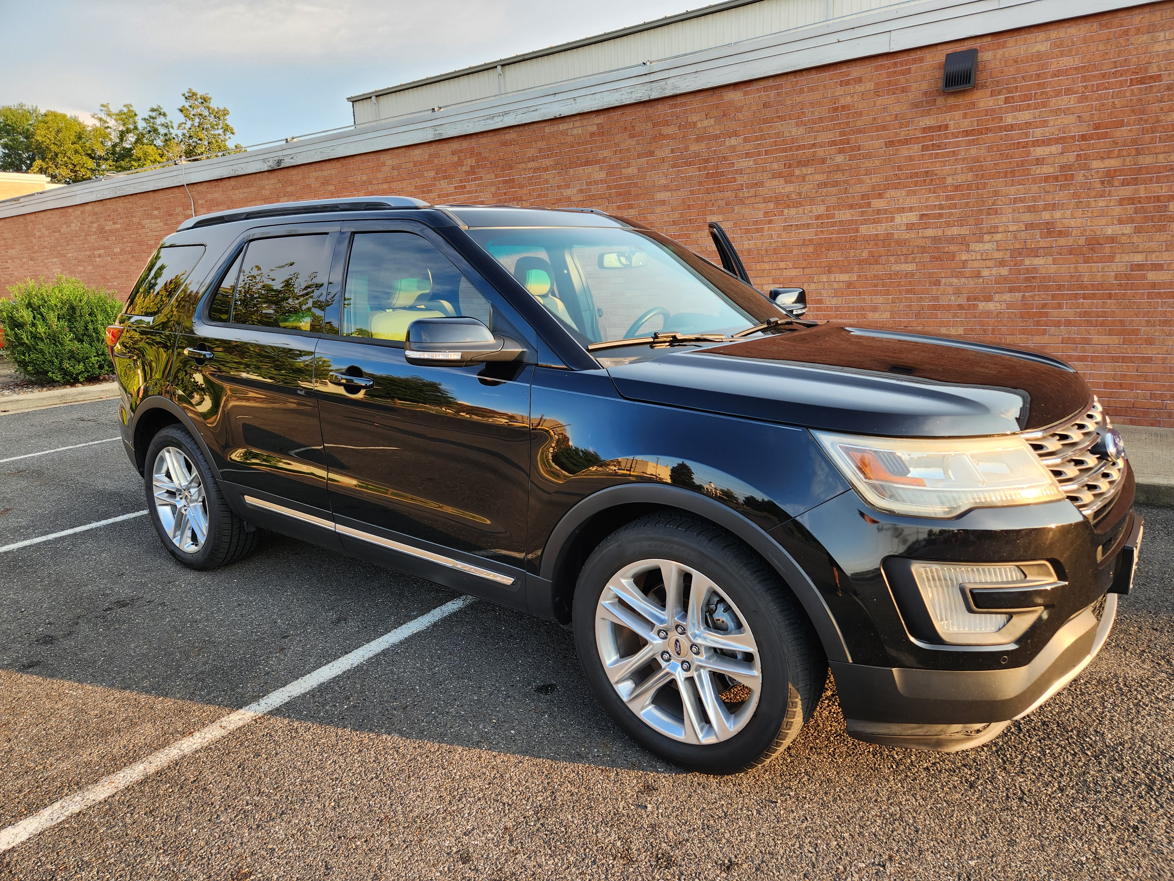 Used 2016 Ford Explorer XLT w/ Equipment Group 202A FWD image 1