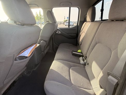 Used 2014 Nissan Frontier SV image 9