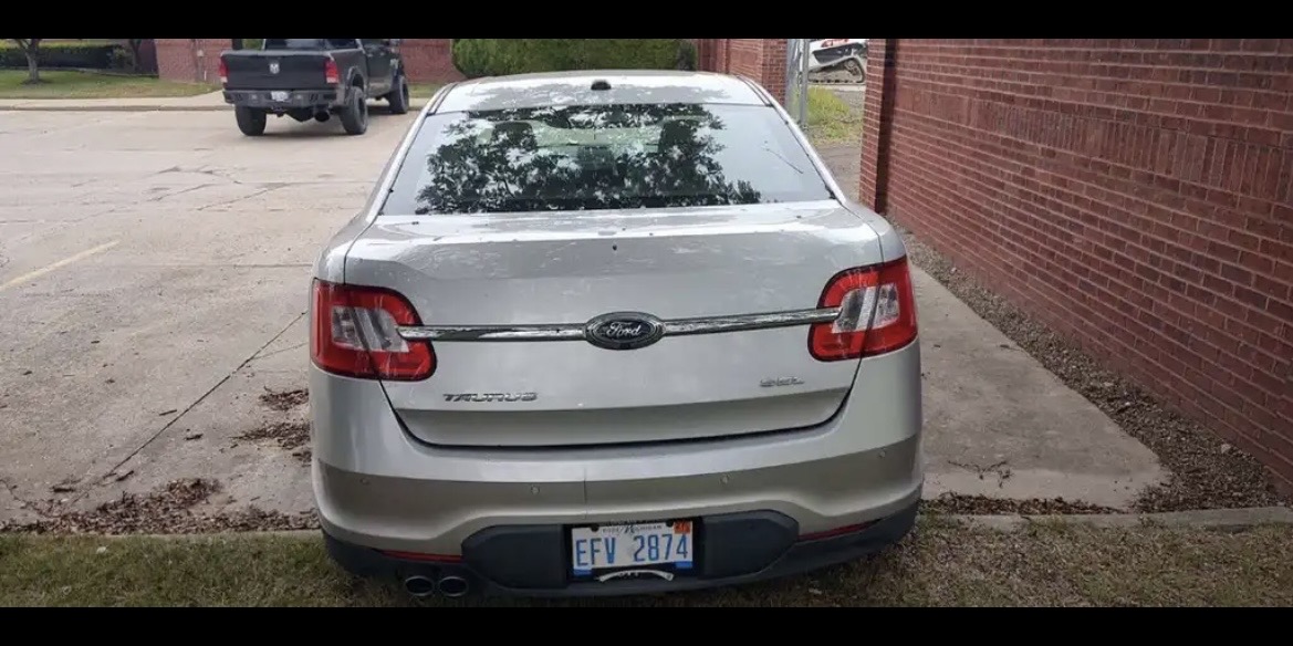 Used 2010 Ford Taurus SEL FWD image 2
