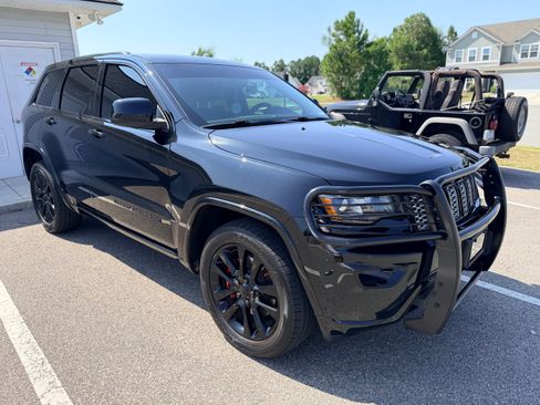 Used 2018 Jeep Grand Cherokee Altitude AWD/4WD image 2