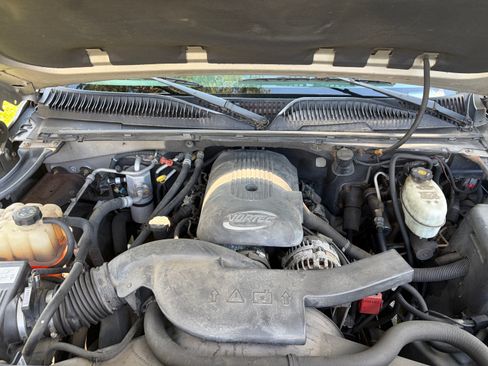Used 2004 Chevrolet Suburban LS w/ Preferred Equipment Group AWD/4WD image 24