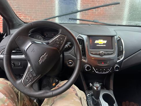 Used 2019 Chevrolet Cruze LT w/ Convenience Package FWD image 9