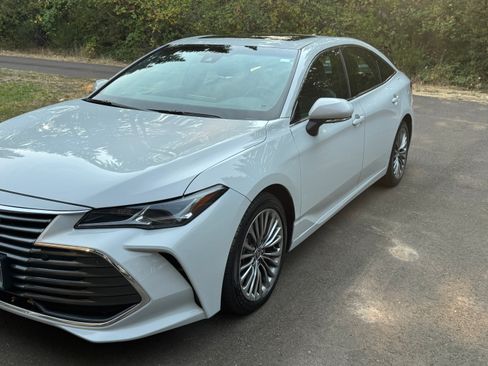 Used 2022 Toyota Avalon Limited w/ Advanced Safety Package FWD image 4
