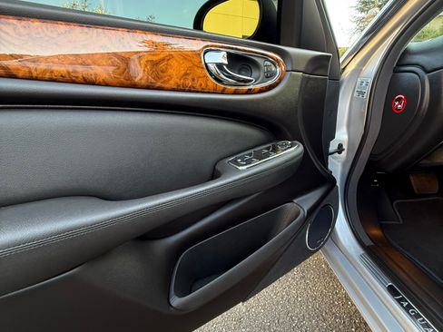 Used 2004 Jaguar XJ8 image 12