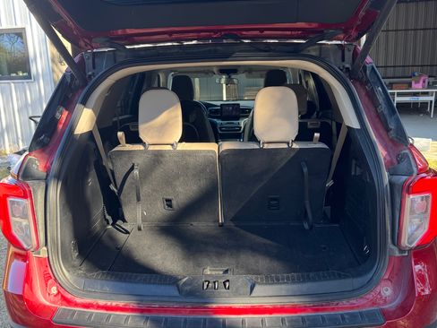 Used 2022 Ford Explorer XLT w/ Equipment Group 202A image 6