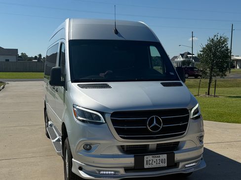 Used 2023 Mercedes-Benz Sprinter 2500 image 2