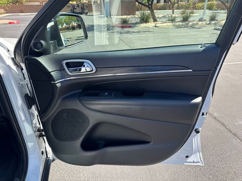 Used 2019 Jeep Grand Cherokee Limited w/ Trailer Tow Group IV AWD/4WD image 19