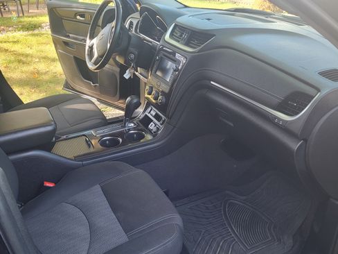 Used 2017 Chevrolet Traverse LT image 8