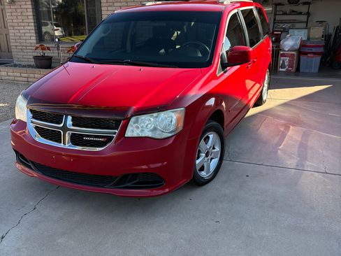 Used 2012 Dodge Grand Caravan SXT image 1