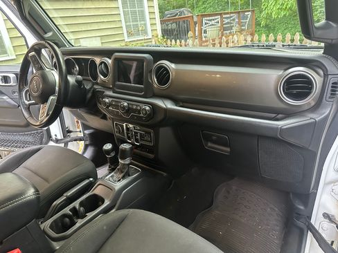 Used 2020 Jeep Wrangler Unlimited Sahara AWD/4WD image 12