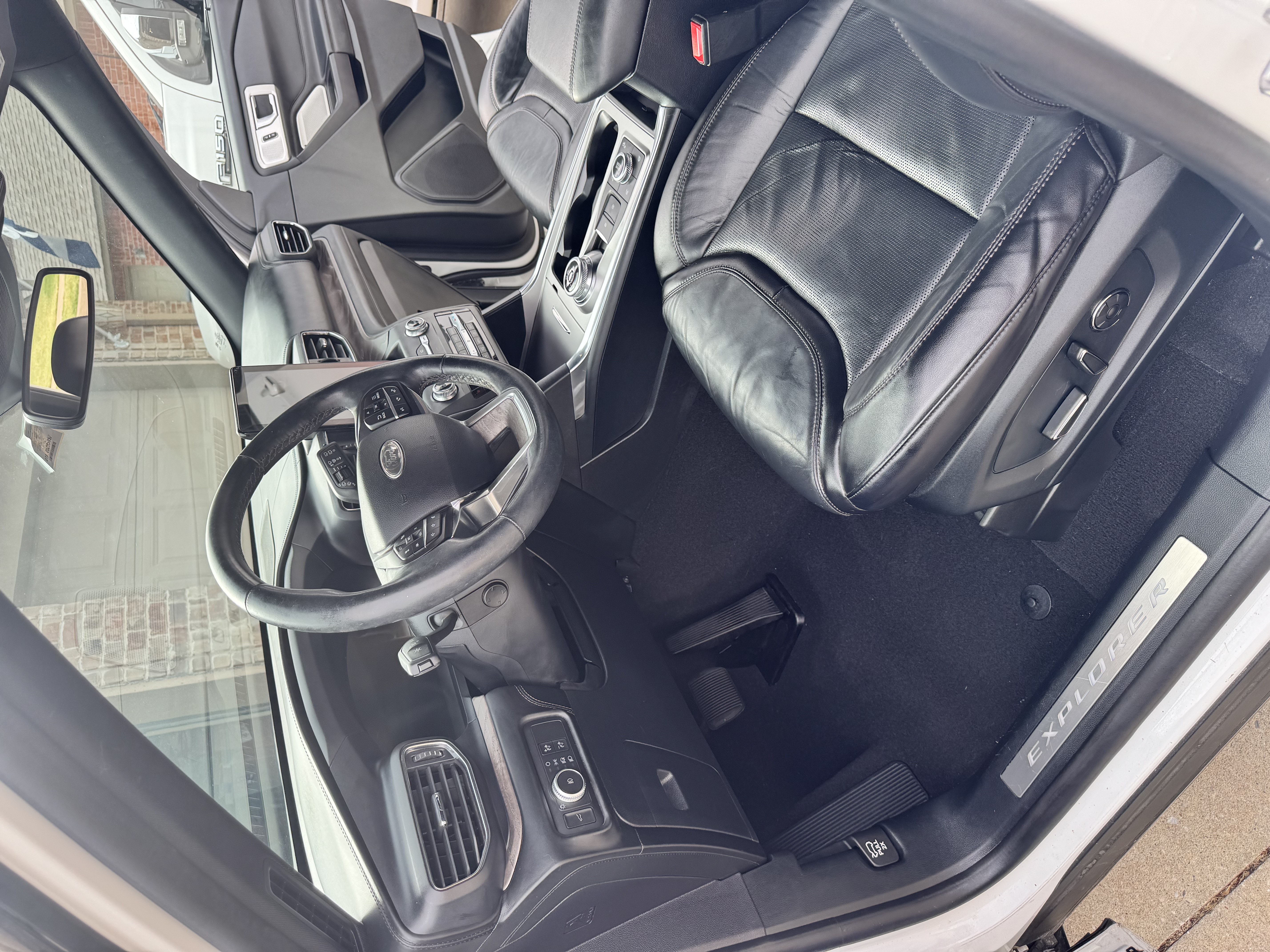 Used 2020 Ford Explorer Platinum w/ Premium Technology Package AWD/4WD image 14