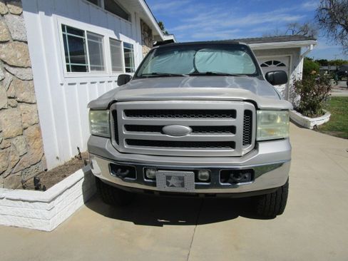 Used 2005 Ford Excursion XLT image 2