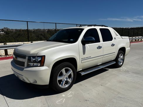 Used 2013 Chevrolet Avalanche LTZ image 8