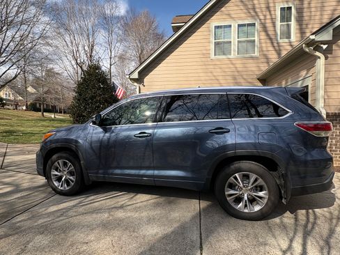 Used 2015 Toyota Highlander XLE image 2