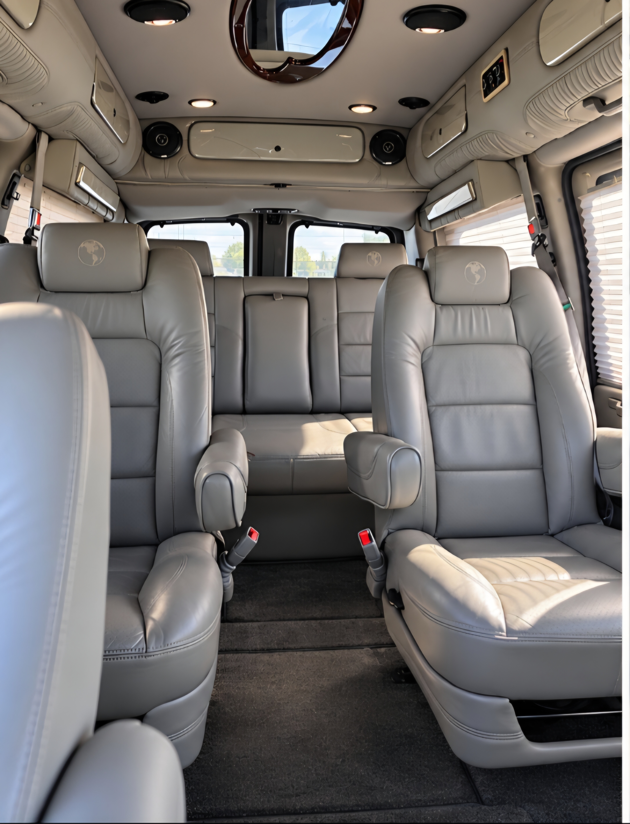 Used 2010 GMC Savana 1500 w/ Preferred Equipment Group RWD image 5