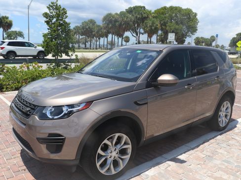 Used 2017 Land Rover Discovery Sport SE AWD/4WD image 6