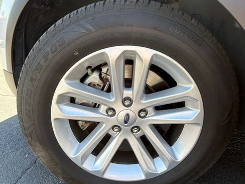 Used 2017 Ford Explorer XLT w/ Equipment Group 202A FWD image 16