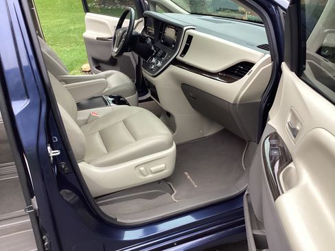 Used 2020 Toyota Sienna XLE image 15