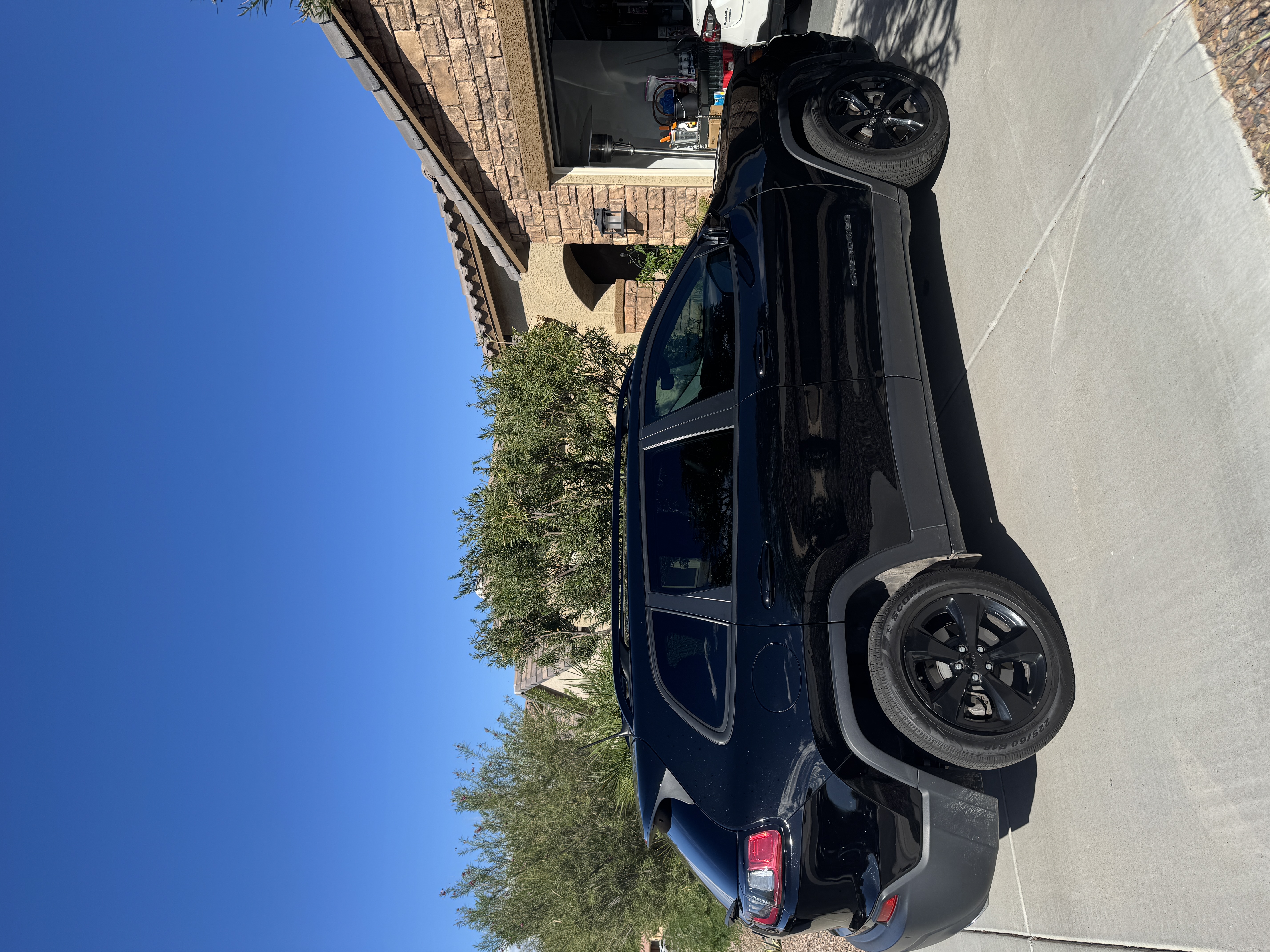 Used 2020 Jeep Cherokee Latitude Plus AWD/4WD image 2