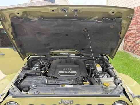 Used 2013 Jeep Wrangler Unlimited Sahara w/ Dual Top Group AWD/4WD image 14