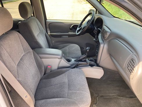 Used 2004 Chevrolet TrailBlazer LS w/ LS Preferred Equipment Group image 2