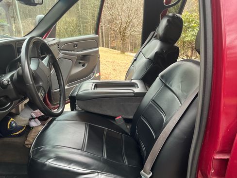 Used 2006 Chevrolet Silverado 2500 LT w/ Heavy-Duty Power Package image 8