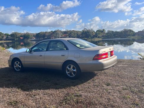 Used 1999 Lexus ES 330 image 2