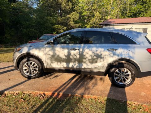 Used 2017 Kia Sorento LX image 4