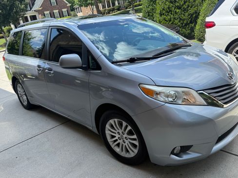 Used 2012 Toyota Sienna XLE w/ Premium Pkg FWD image 2