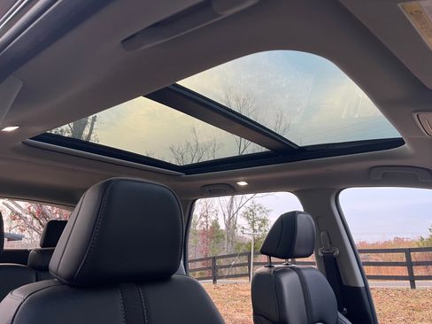 Used 2025 Honda Pilot Touring image 5