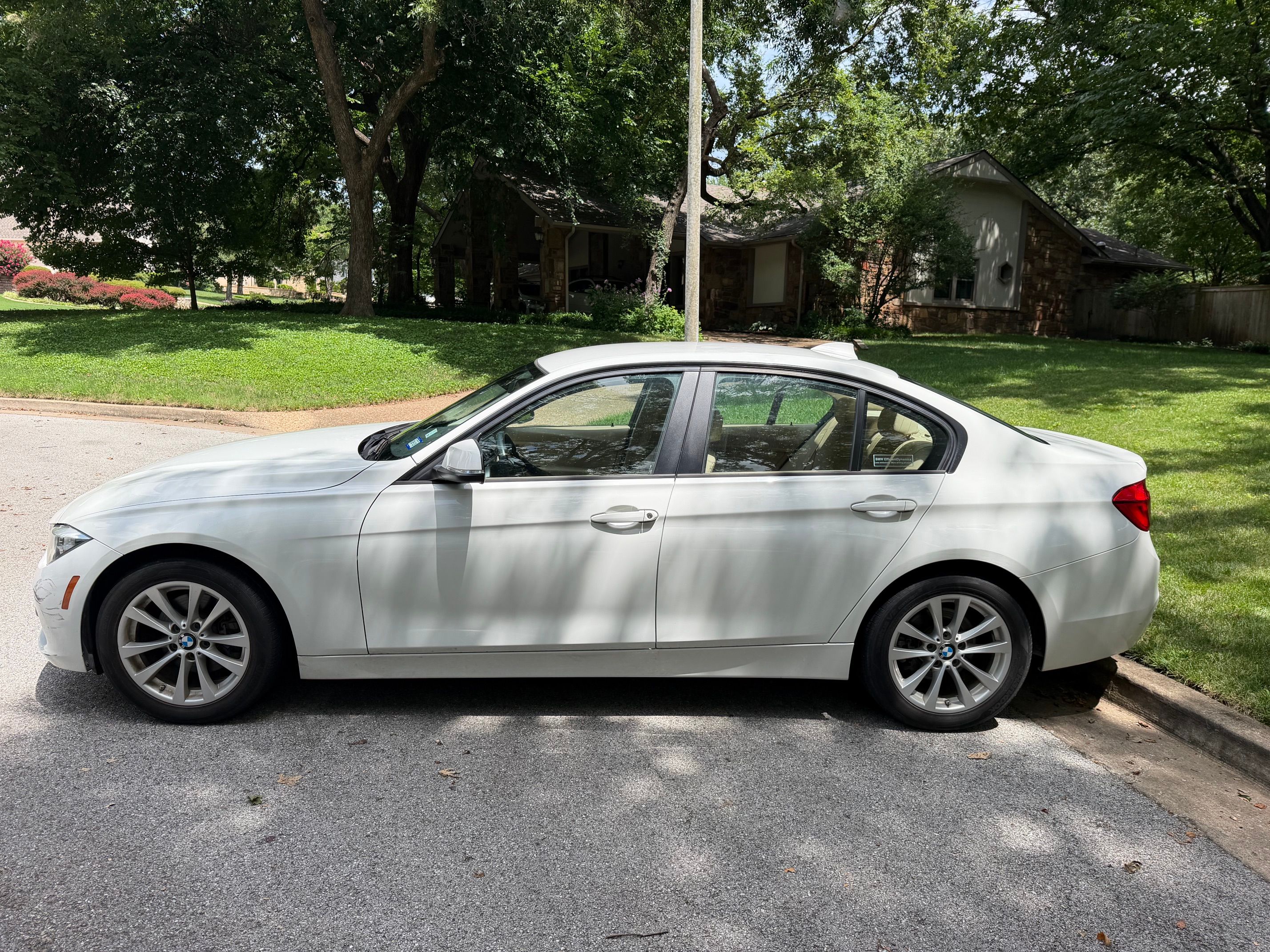 Used 2016 BMW 320i Sedan RWD image 1