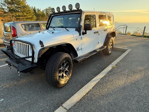 Used 2016 Jeep Wrangler Unlimited Sahara image 4