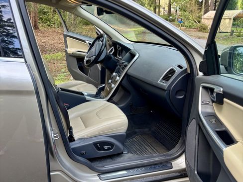 Used 2016 Volvo XC60 T5 Premier w/ Proximity Package image 12