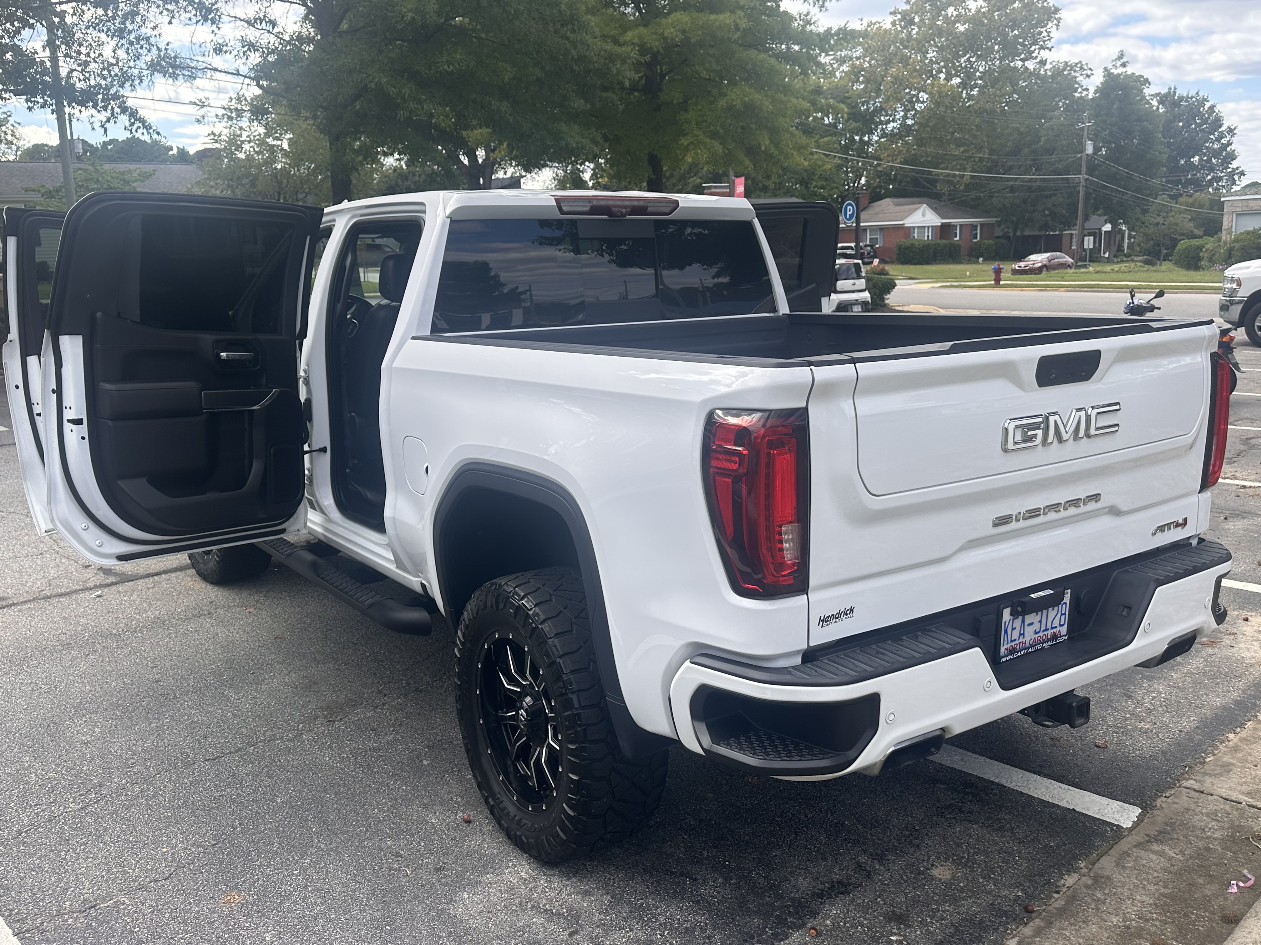 Used 2020 GMC Sierra 1500 AT4 w/ AT4 Premium Package AWD/4WD image 9