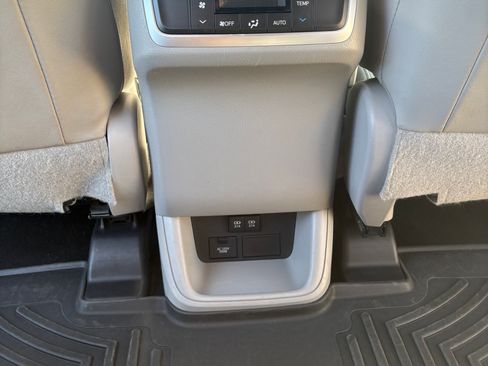 Used 2019 Toyota Highlander Limited image 21