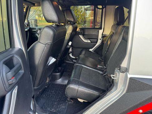 Used 2012 Jeep Wrangler Unlimited Rubicon image 4