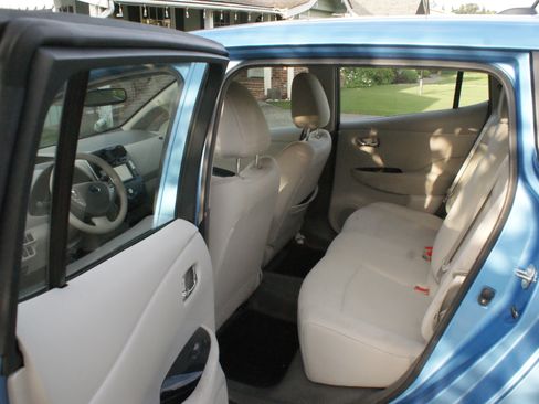 Used 2011 Nissan Leaf FWD image 12