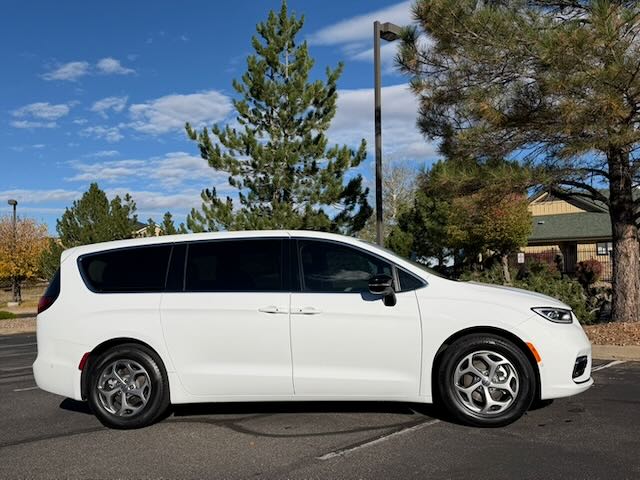 Used 2024 Chrysler Pacifica Limited w/ Trailer Tow Group FWD image 2