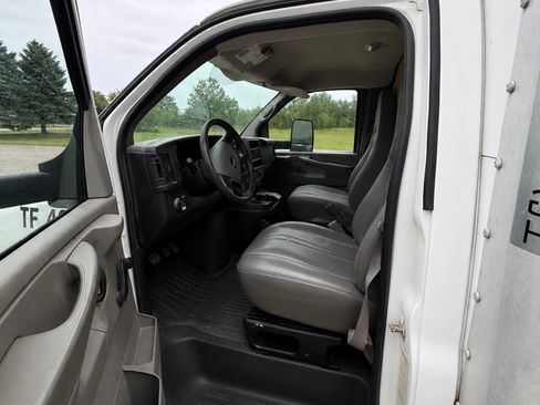 Used 2010 GMC Savana 3500 Extended RWD image 14