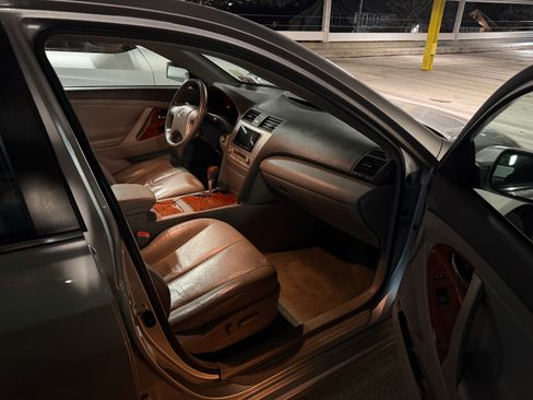 Used 2010 Toyota Camry XLE image 11