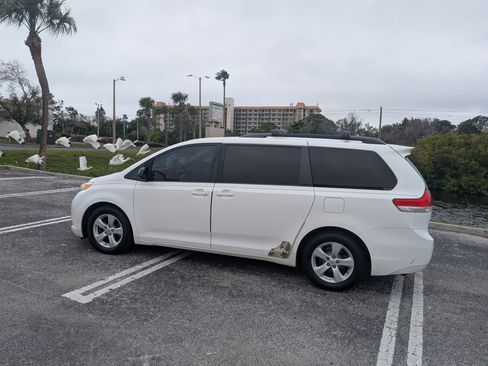 Used 2014 Toyota Sienna LE image 10