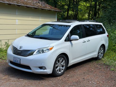 Used 2011 Toyota Sienna Limited w/ Premium Pkg FWD image 1