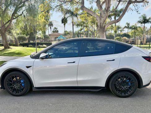 Used 2021 Tesla Model Y 2WD image 2