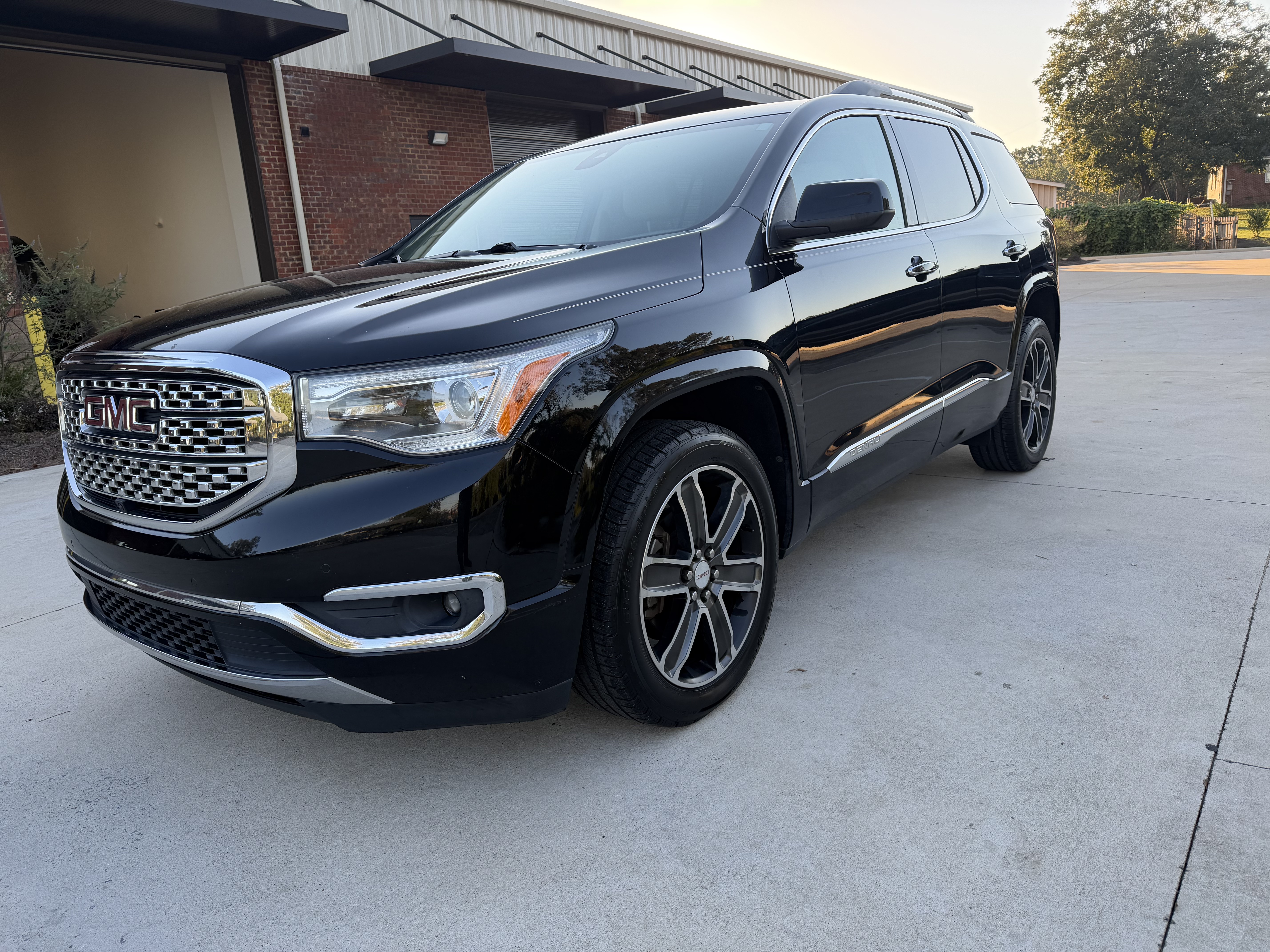 Used 2017 GMC Acadia Denali w/ Technology Package FWD image 5