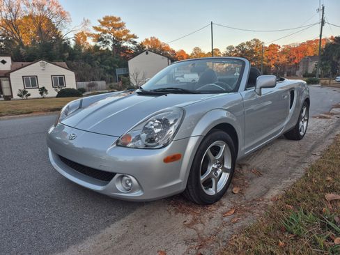 Used 2005 Toyota MR2 image 2