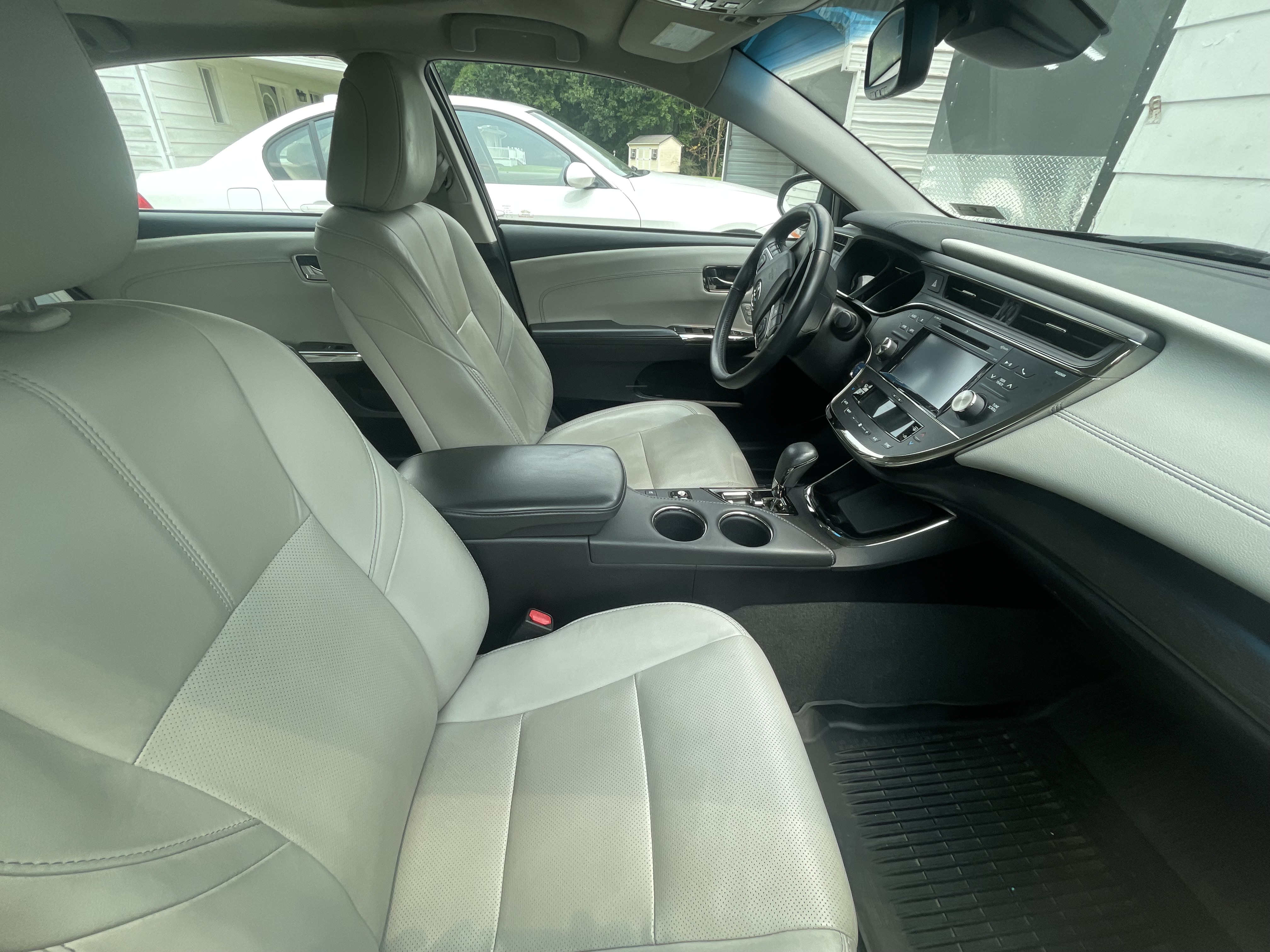 Used 2018 Toyota Avalon Limited w/ All Weather Liner Package FWD image 6