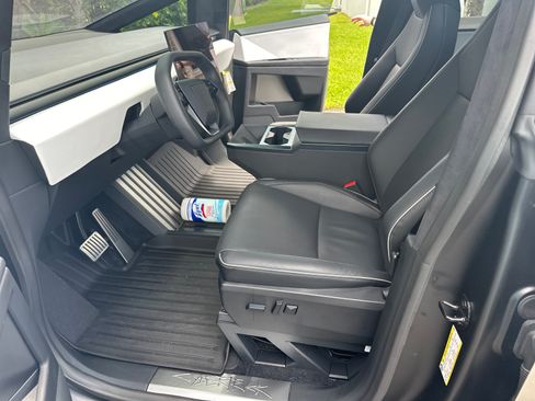 Used 2024 Tesla Cybertruck AWD Crew Cab image 11