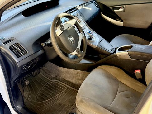 Used 2014 Toyota Prius Two image 6