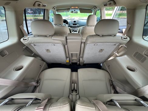 Used 2012 Toyota Highlander FWD w/ Tech Pkg image 30